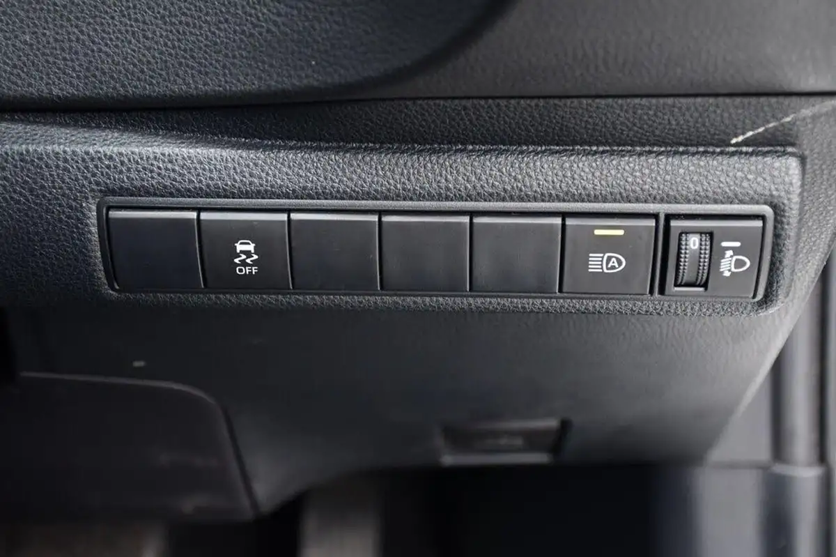 2020-toyota-corolla-18-vvt-i-icon-spare-wheel-touring-sports-5d-big-23