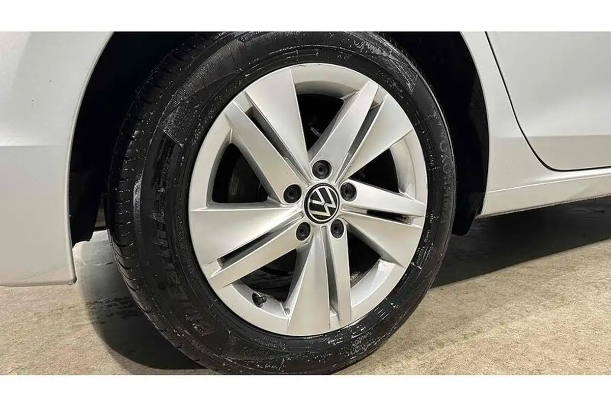 2022-volkswagen-golf-20tdi-life-hatchback-big-15