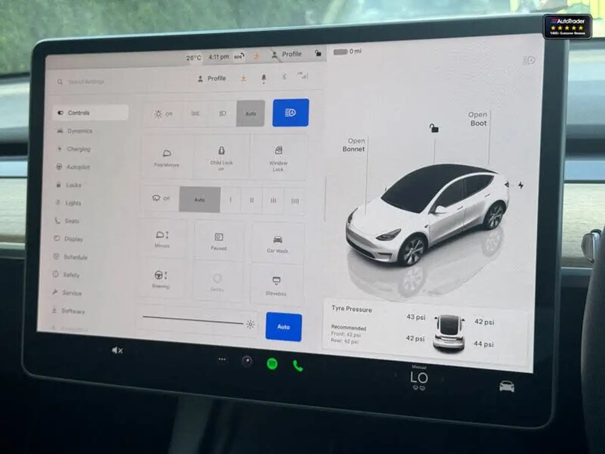 2022-tesla-model-y-e-long-range-big-15