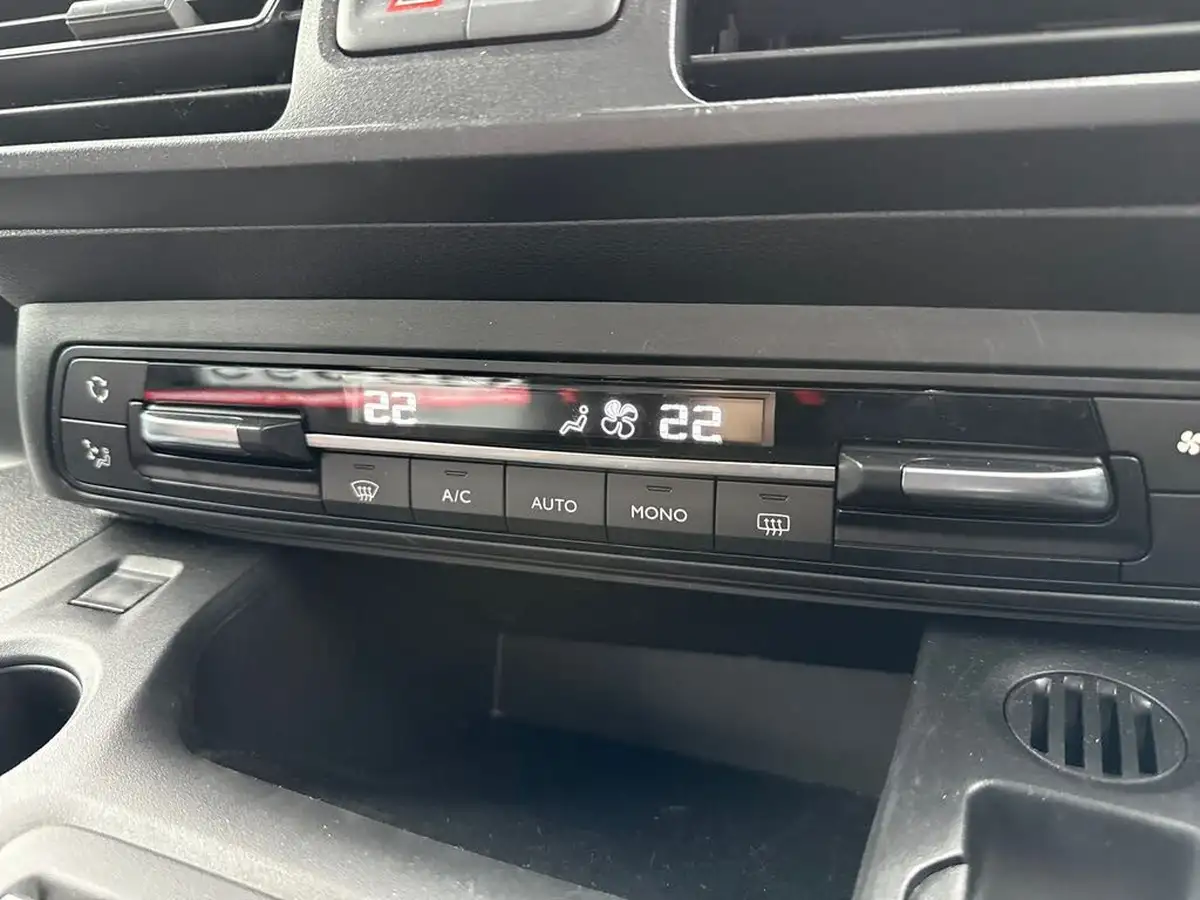 2024-vauxhall-combo-life-e-ultimate-big-17