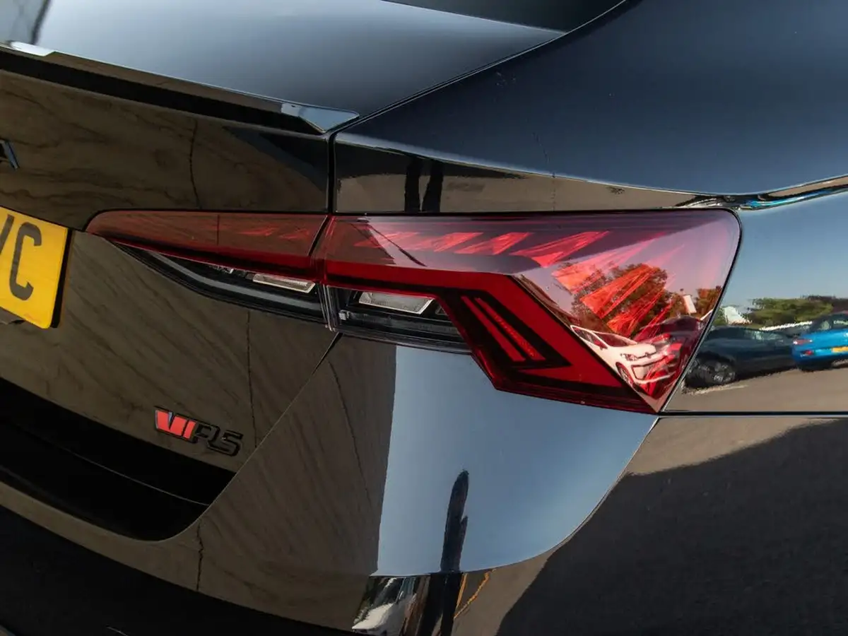 2023-skoda-octavia-20-tsi-vrs-hatchback-dsg-big-8