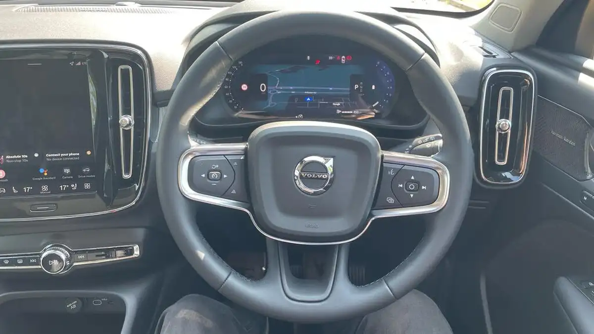 2025-volvo-xc40-20-b4-ultra-dark-big-10