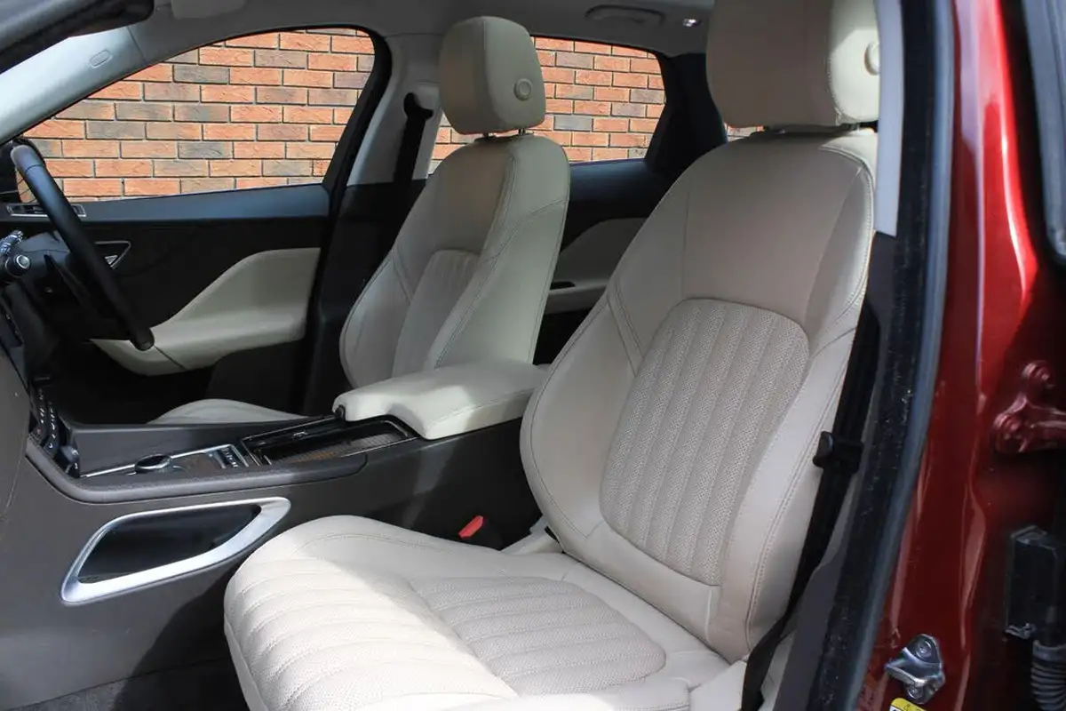 2016-jaguar-f-pace-20-i4d-portfolio-awd-auto-big-17