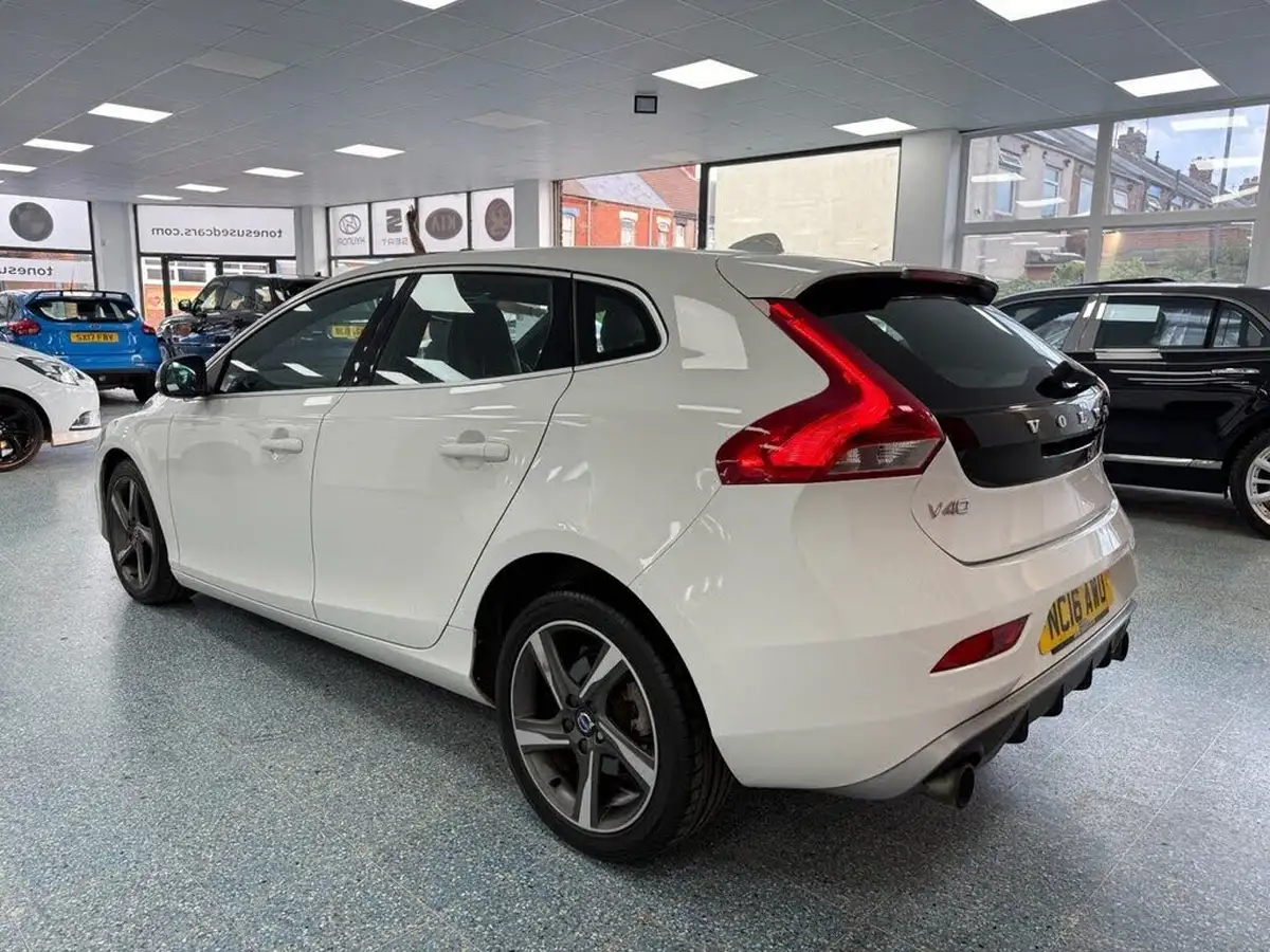 2016-volvo-v40-20-t2-r-design-big-11