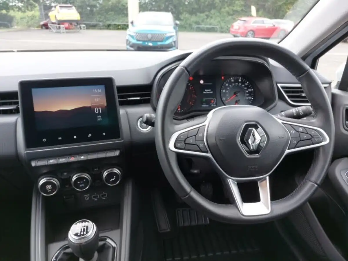 2022-renault-clio-10-tce-iconic-edition-big-6