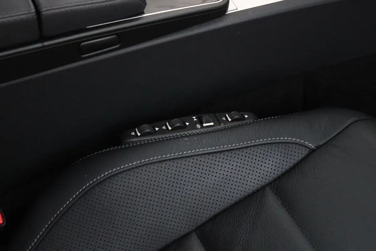 2015-mercedes-benz-e-class-30cdi-e350-amg-line-258ps-cabriolet-2d-big-30