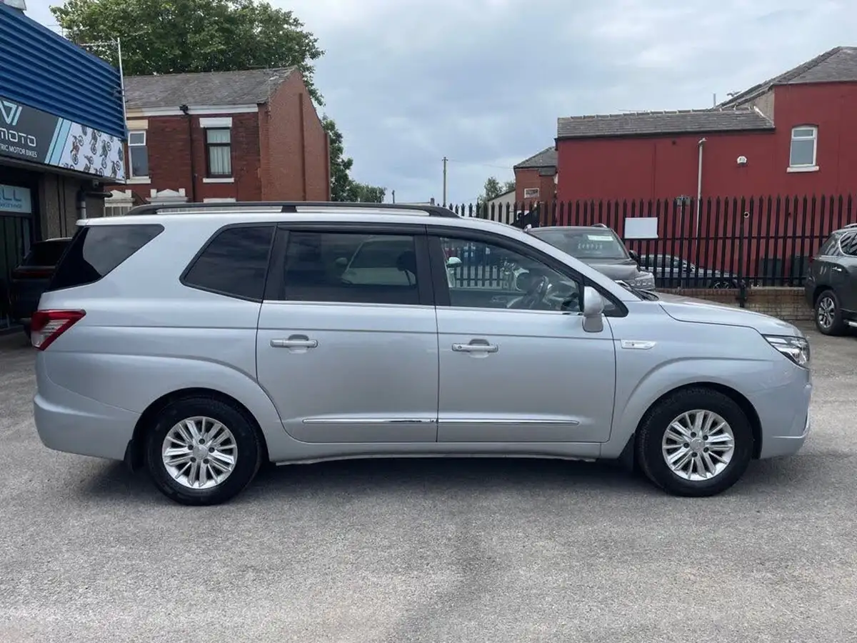 2019-kgm-ssangyong-turismo-22td-ex-big-3