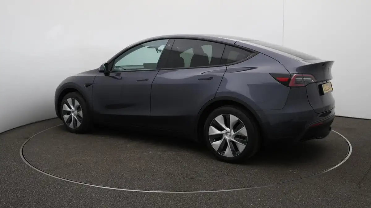 2023-tesla-model-y-e-rwd-big-10