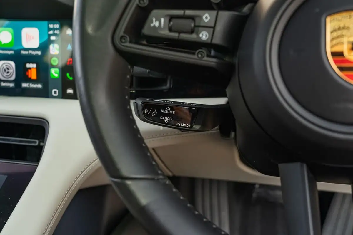 2021-porsche-taycan-e-base-476ps-performance-battery-plus-big-47
