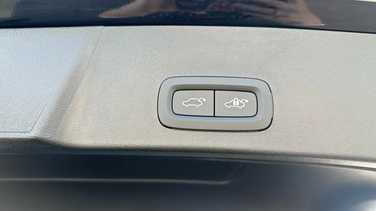 2025-volvo-xc40-20-b4-ultra-dark-big-23