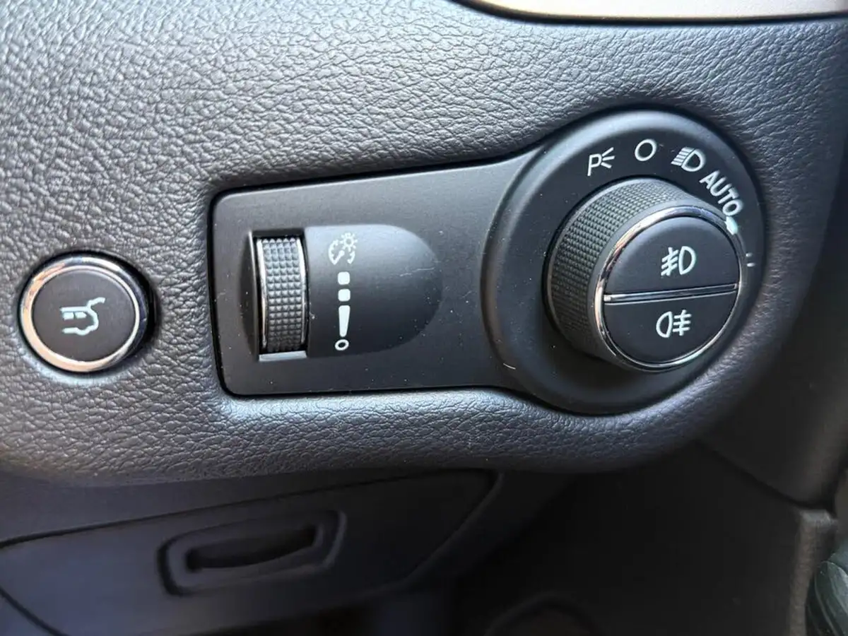 2016-jeep-cherokee-22multijet-ii-night-eagle-big-16