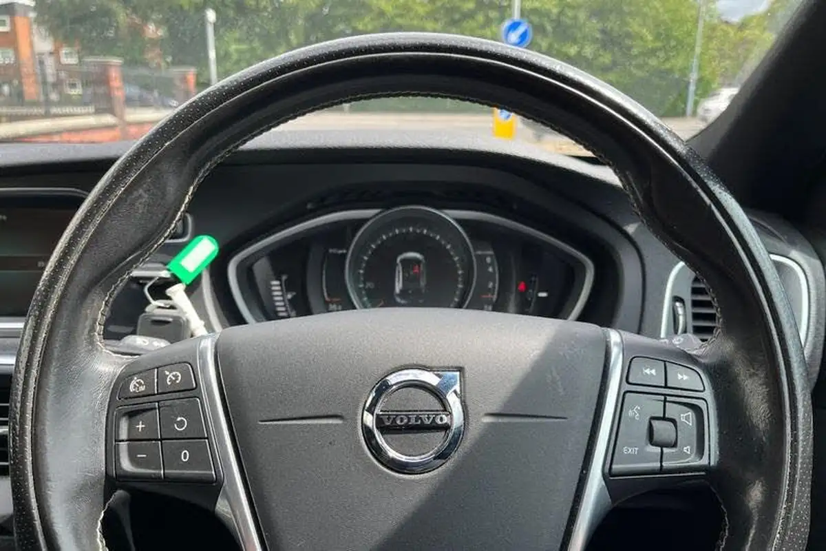 2016-volvo-v40-20-t2-r-design-nav-plus-big-11