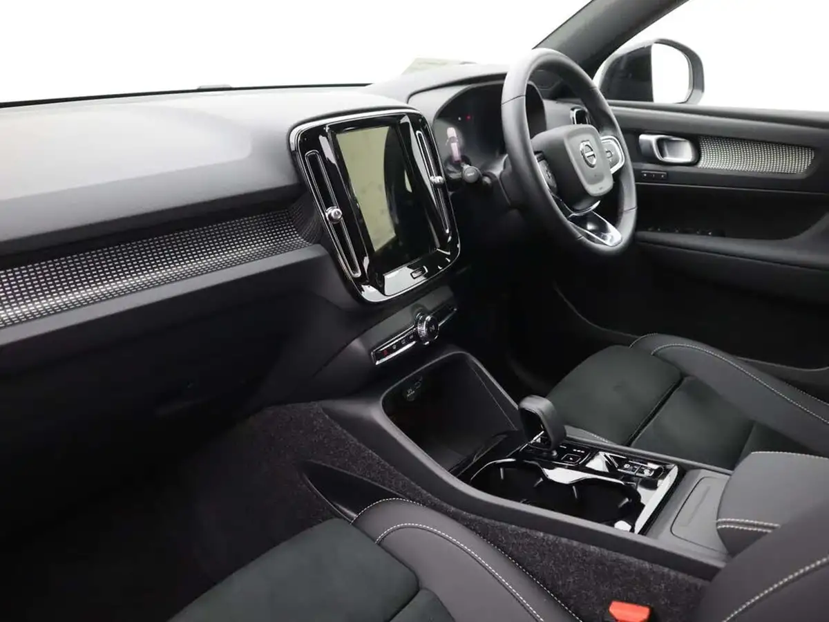 2025-volvo-xc40-20-b4-plus-black-edition-big-14