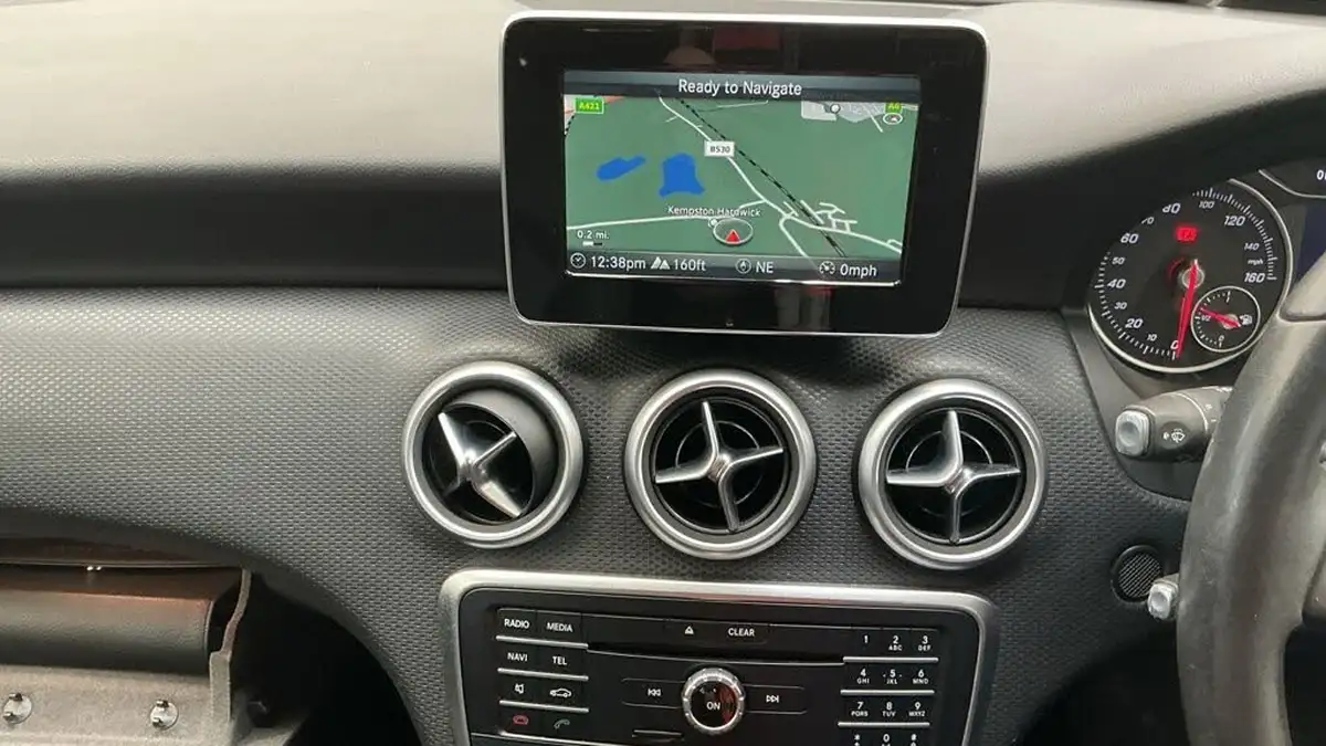 2016-mercedes-benz-a-class-21d-a200d-se-ss-7g-dct-big-11