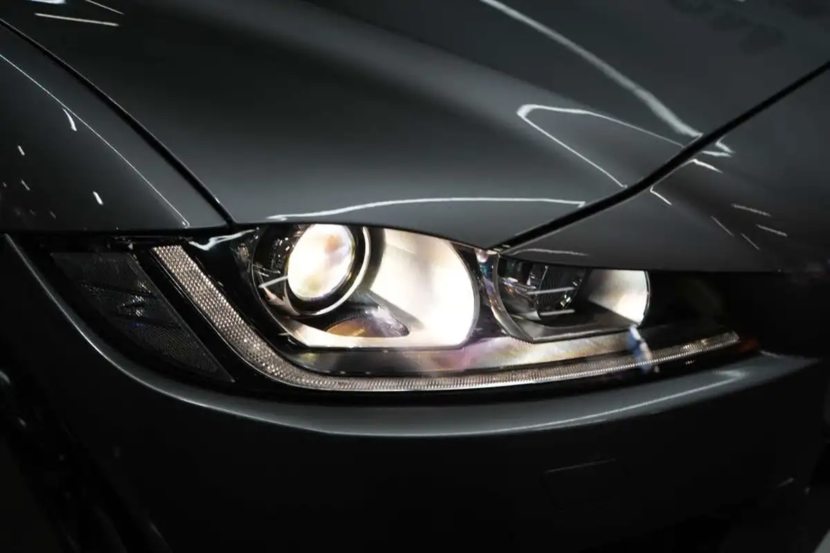 2020-jaguar-f-pace-20i-chequered-flag-big-9