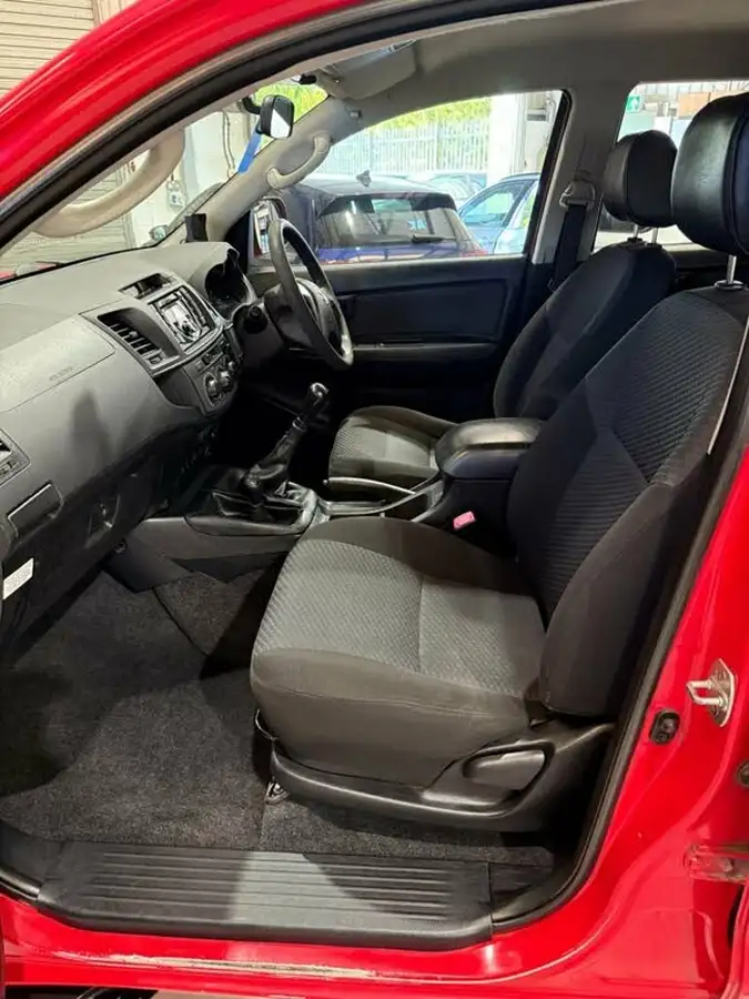 2015-toyota-hi-lux-25td-active-vsc-double-cab-pickup-big-13