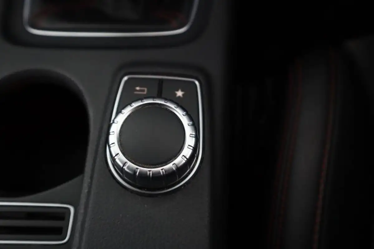 2016-mercedes-benz-a-class-21d-a200d-amg-line-136ps-executivess-big-23
