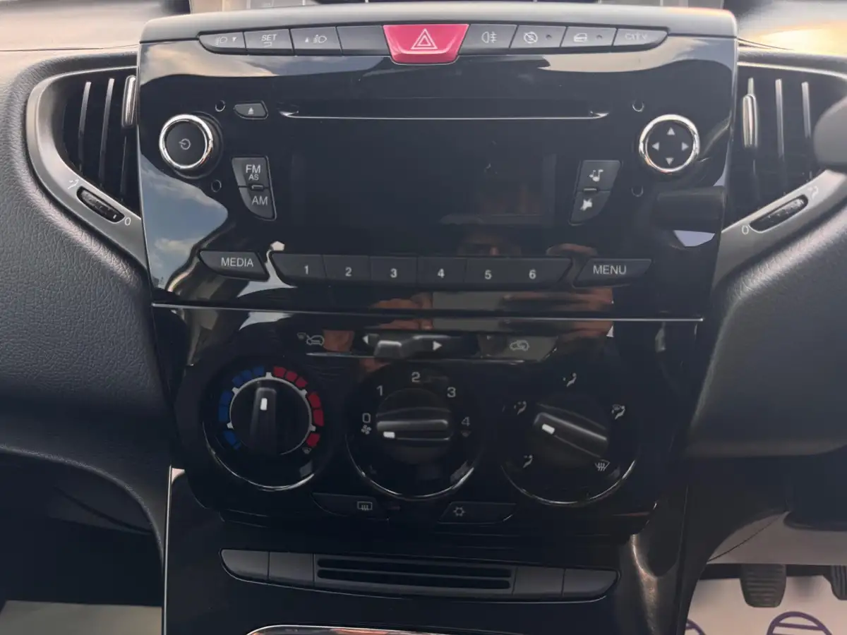 2011-chrysler-ypsilon-12-s-big-27