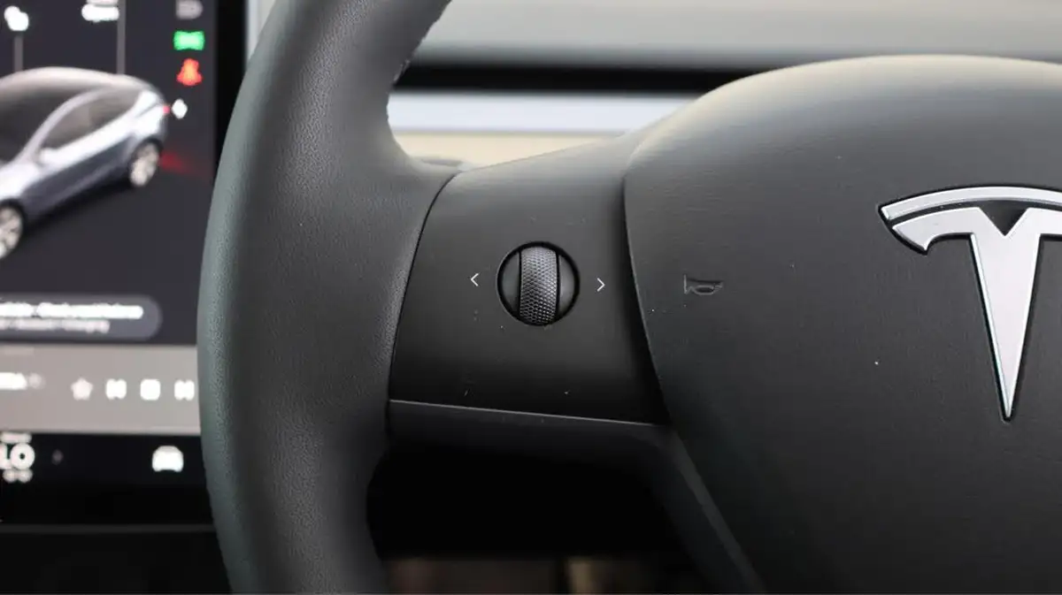 2023-tesla-model-y-e-long-range-big-24