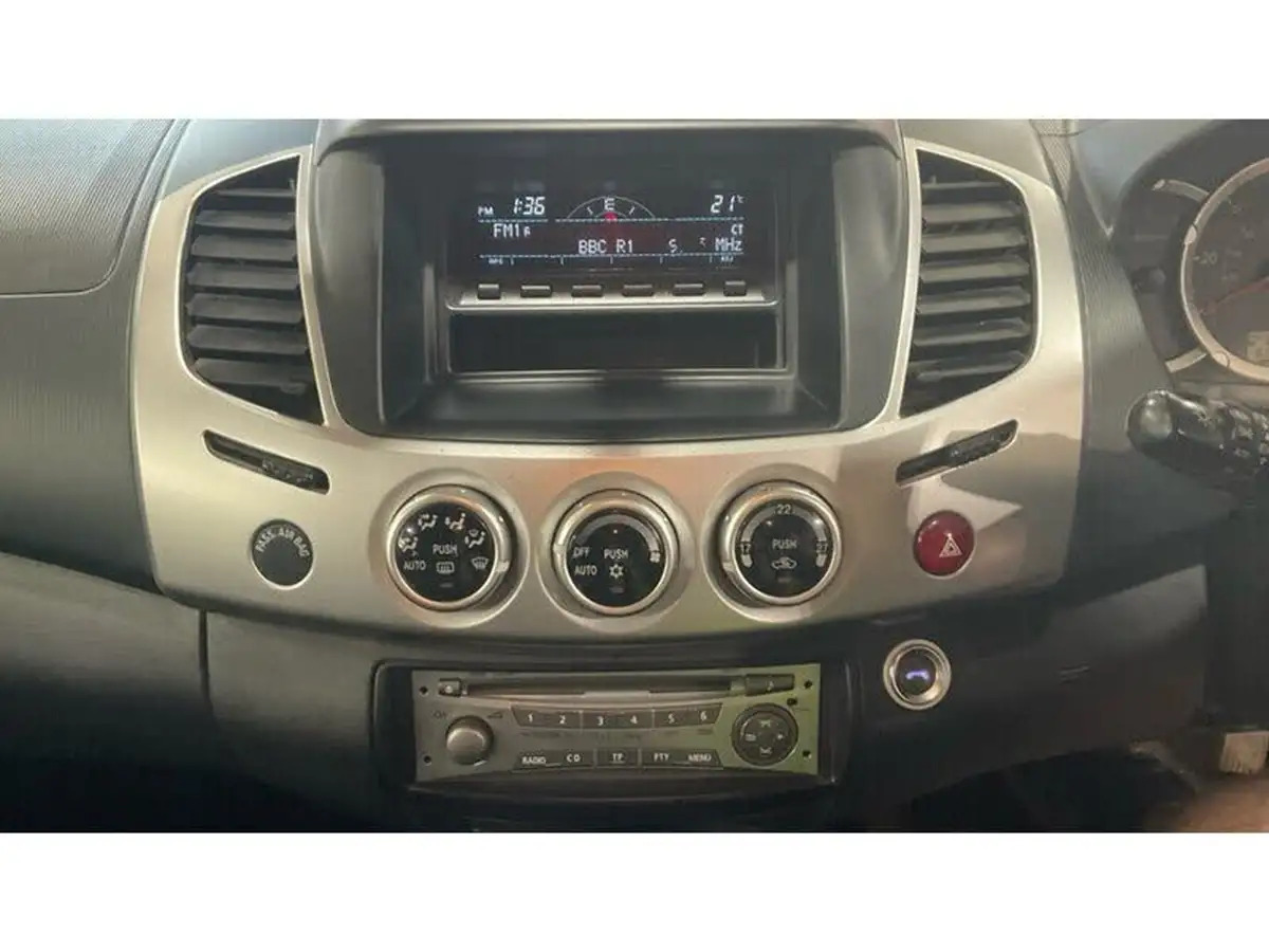 2015-mitsubishi-l200-25td-challenger-big-7