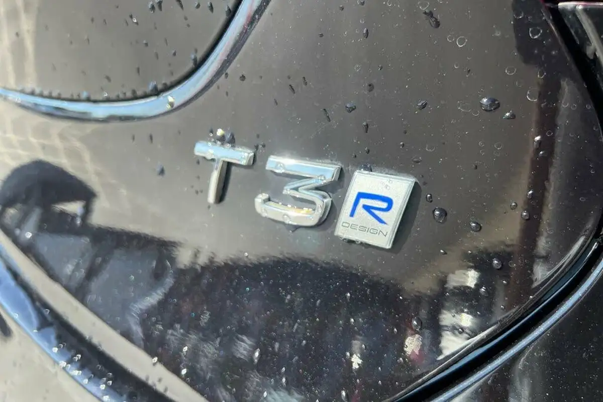 2019-volvo-v40-20-t3-r-design-edition-big-30