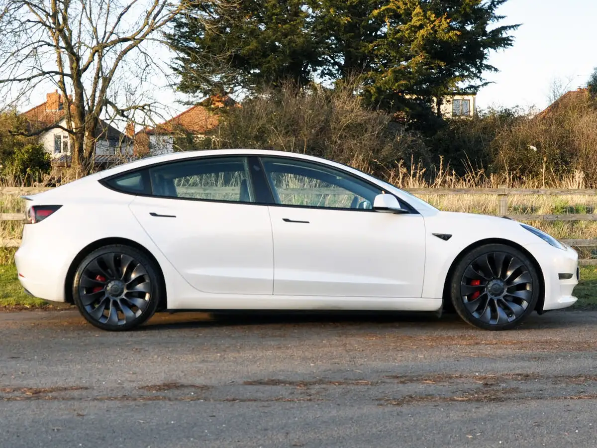 2021-tesla-model-3-e-performance-4x4-big-33