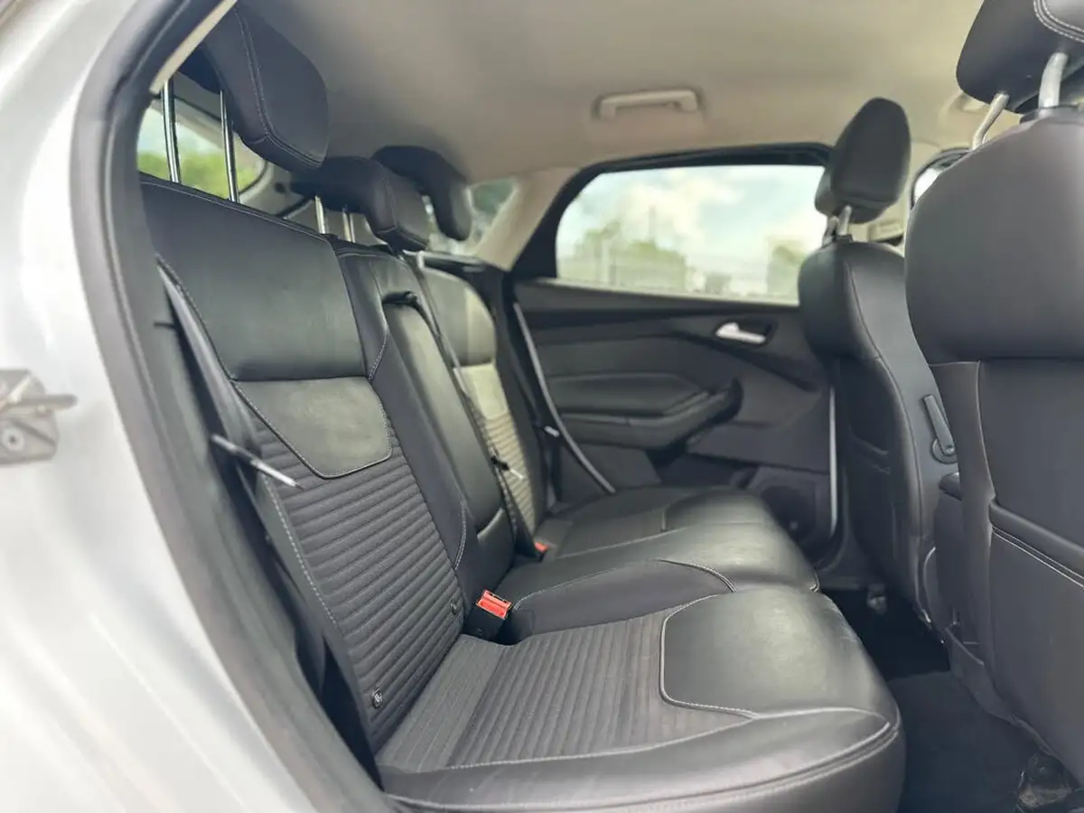 2015-ford-focus-15tdci-titanium-hatchback-big-21