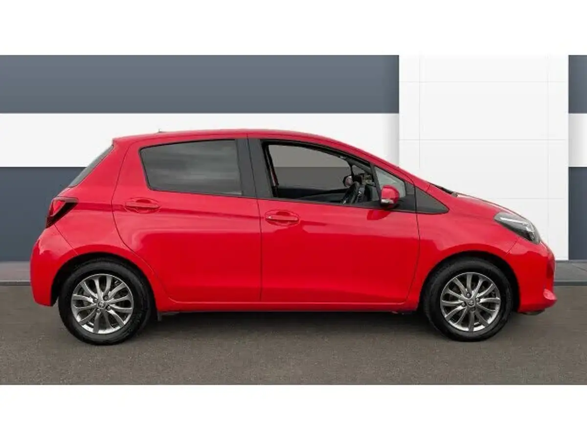 2016-toyota-yaris-133-icon-vvt-i-5d-big-4