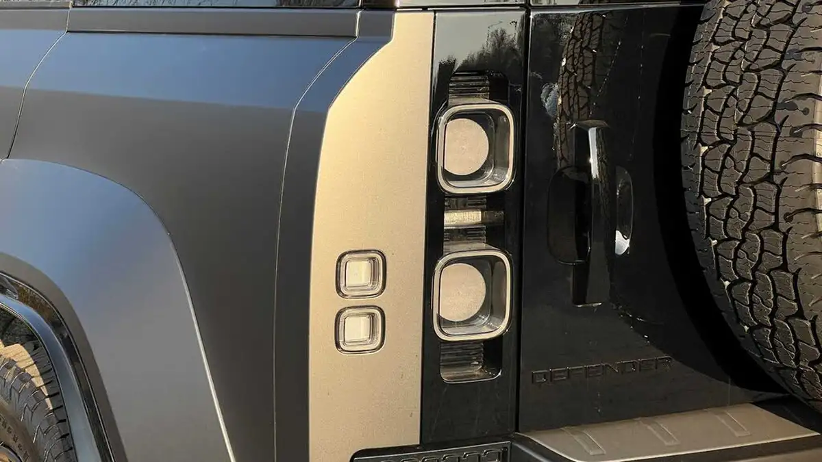 2025-land-rover-110-defender-44-p635-octa-edition-one-big-18