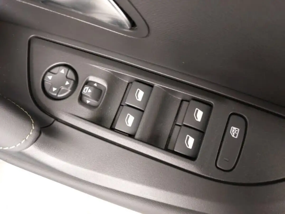 2025-peugeot-2008-suv-12-puretech-gt-136ps-hybrid-e-dsc6-big-10