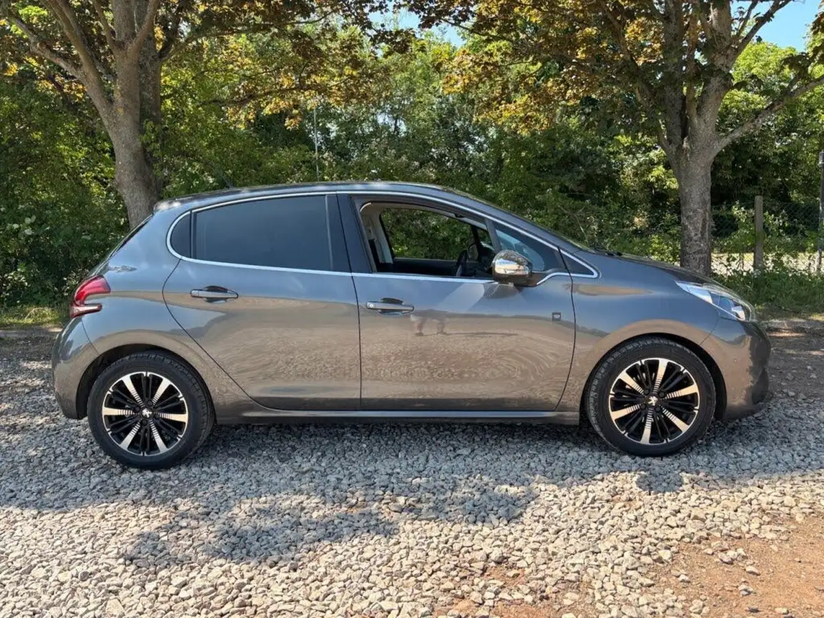 2018-peugeot-208-12-puretech-tech-edition-82bhp-big-3