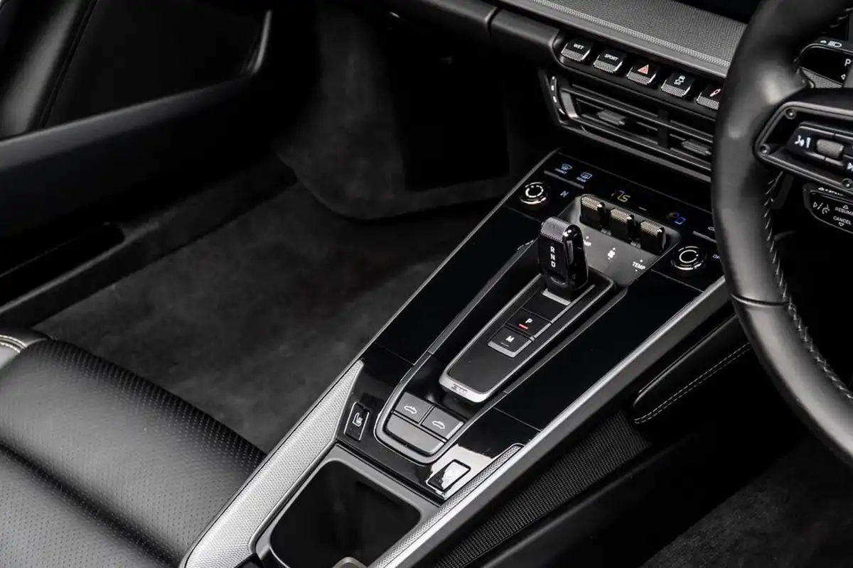 2020-porsche-911-30-targa-4-big-30