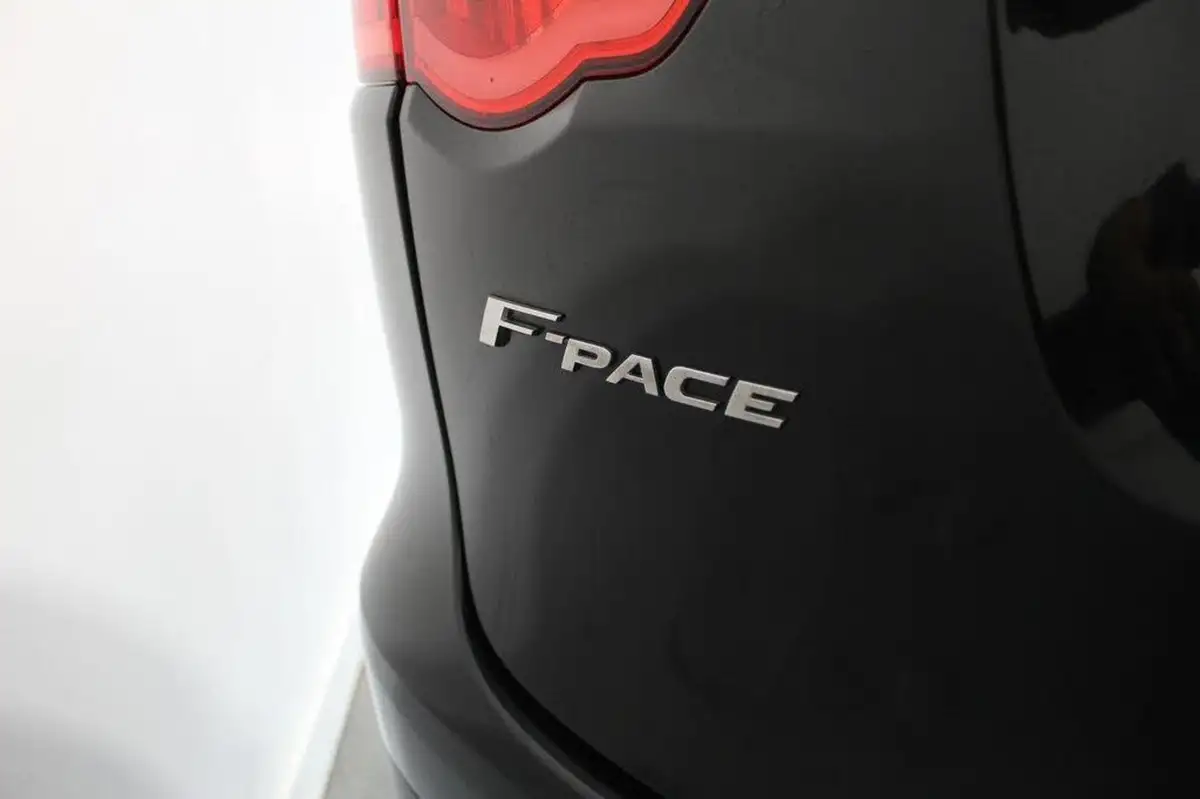 2017-jaguar-f-pace-20-i4d-prestige-180ps-awd-auto-big-18
