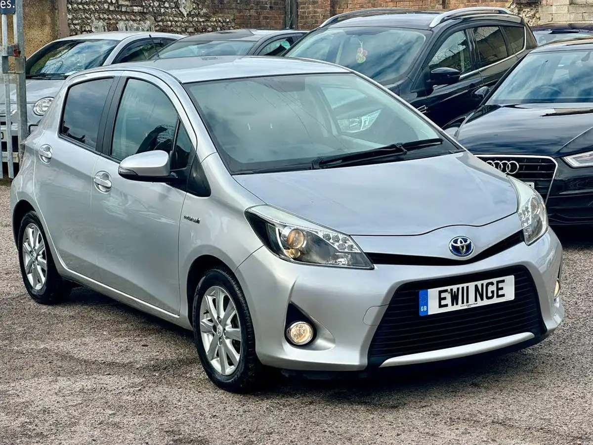 2012-toyota-yaris-15-vvt-i-t4-big-4