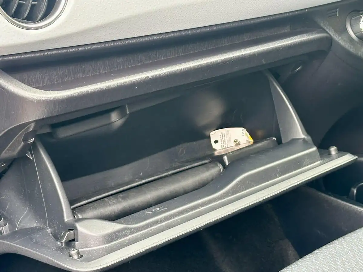 2012-toyota-yaris-15-vvt-i-t4-big-52