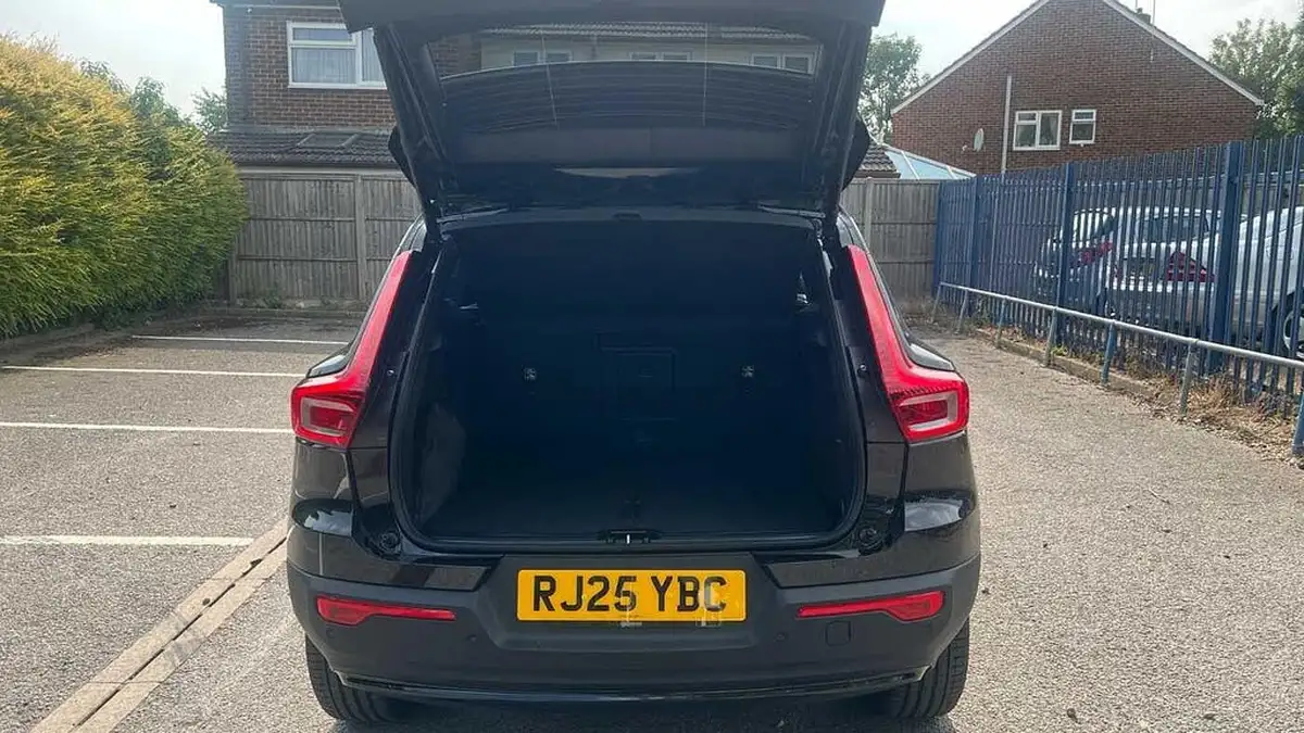 2025-volvo-xc40-20-b4-ultra-bright-big-14