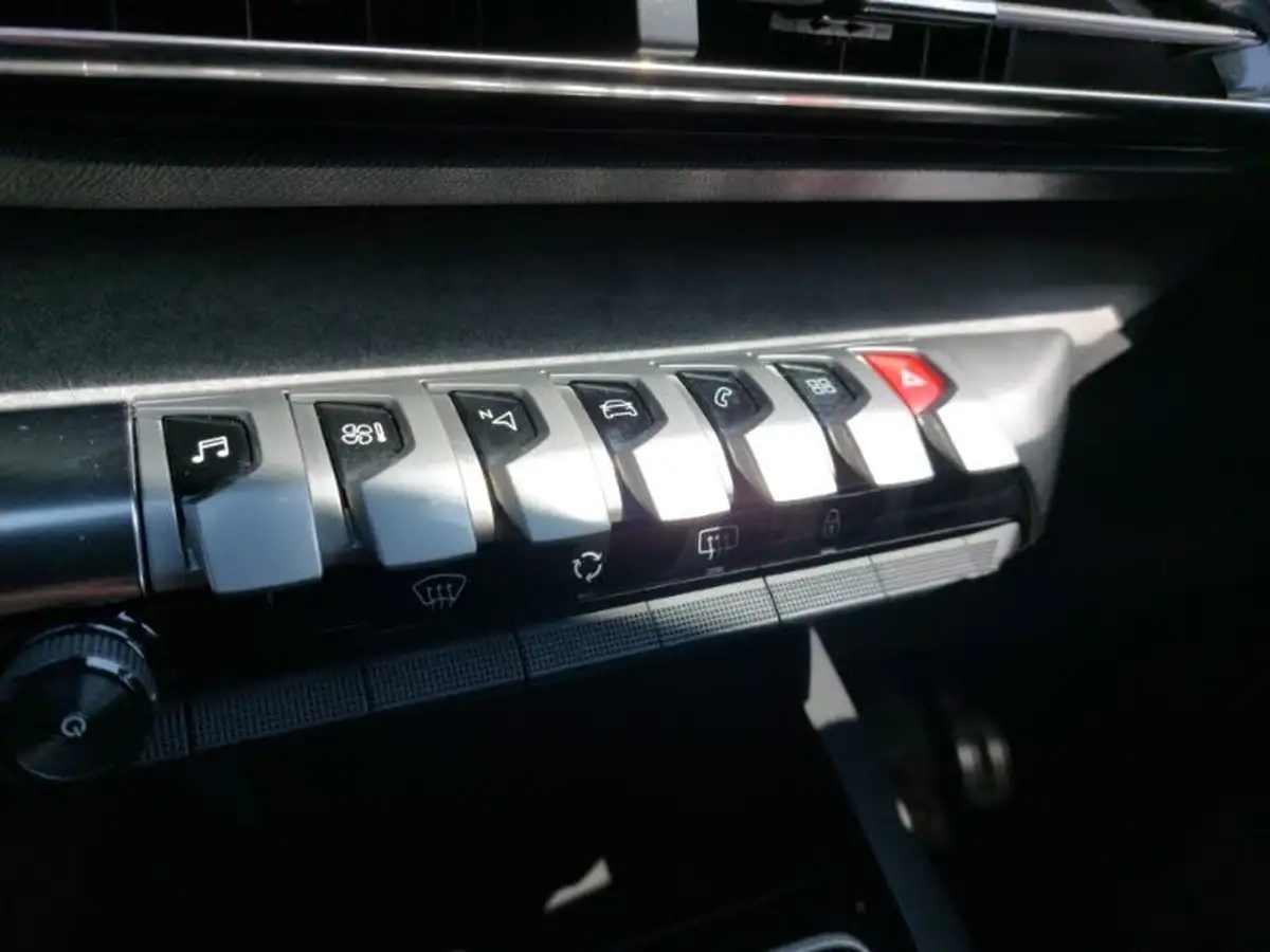 2024-peugeot-3008-suv-12-puretech-gt-136ps-hybrid-e-dsc6-big-17