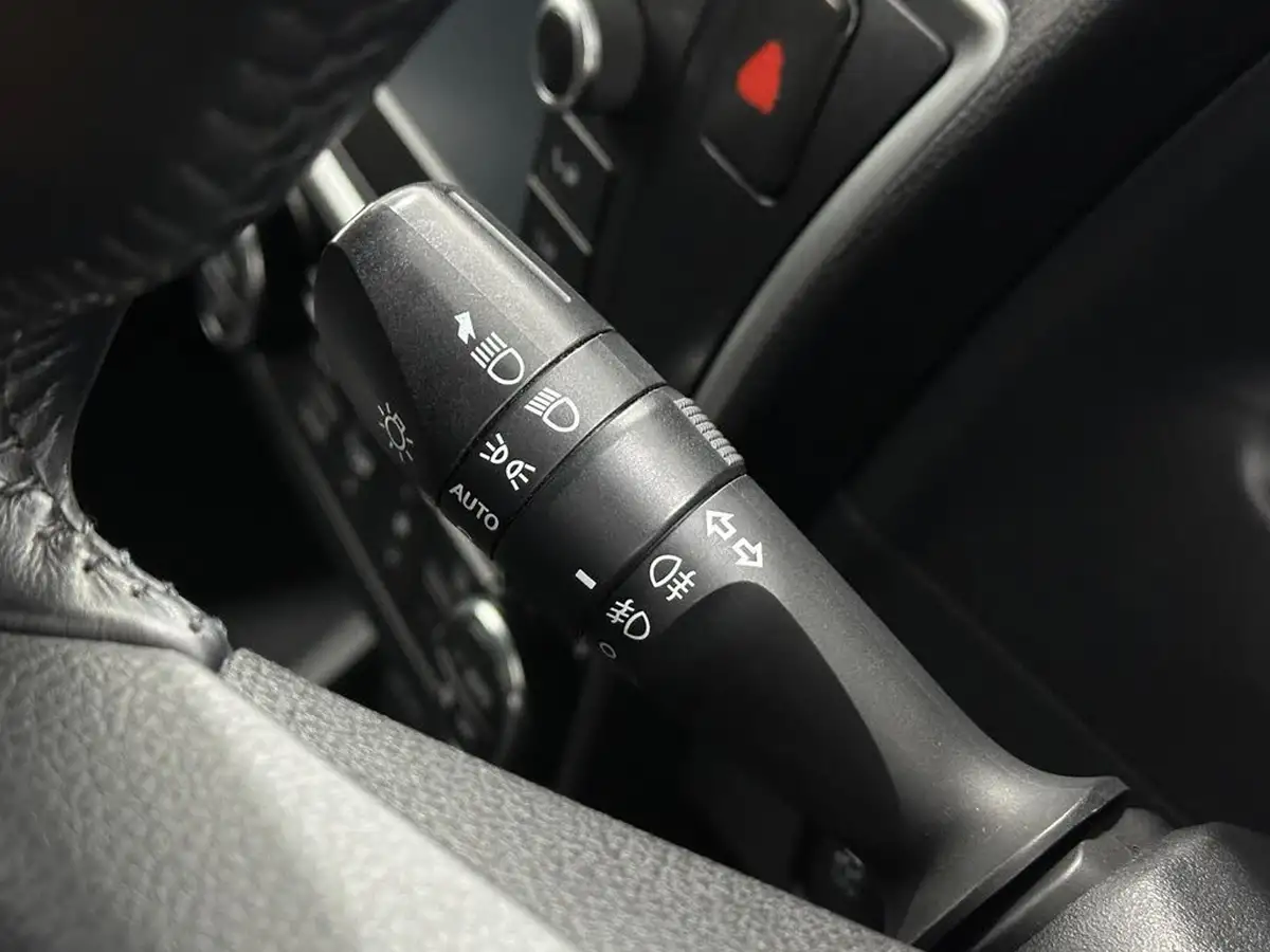 2014-toyota-auris-16-excel-hatchback-big-12