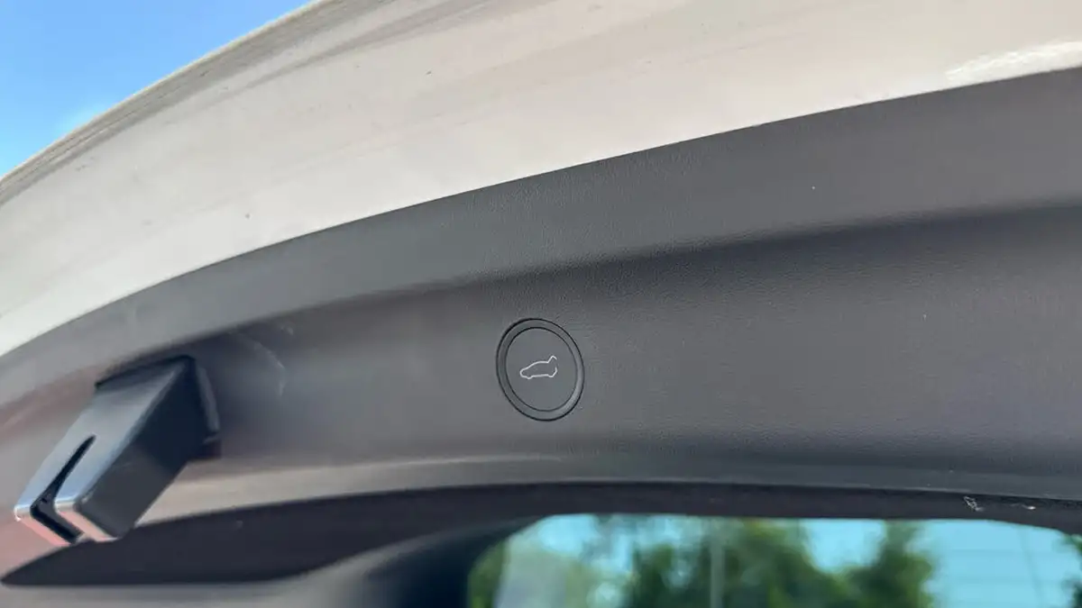 2023-tesla-model-y-e-long-range-big-25