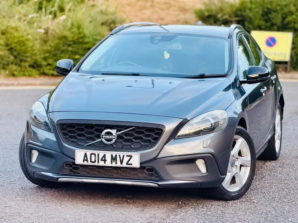 2014-volvo-v40-16td-d2-cross-country-lux-powershift-big-3