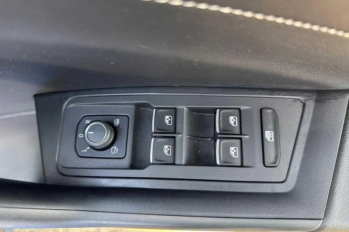 2022-volkswagen-t-roc-15-tsi-style-hatchback-5d-big-24