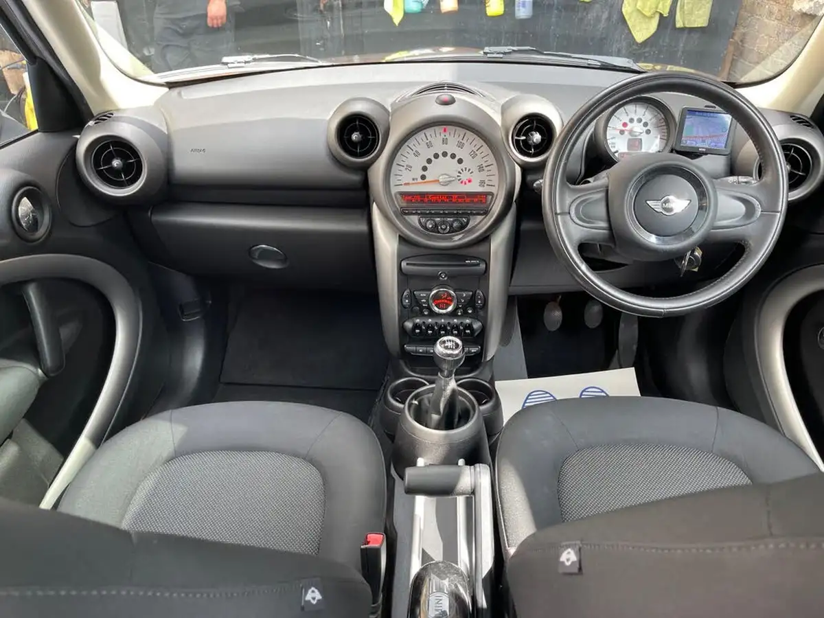 2011-mini-countryman-16-cooper-pepper-big-25