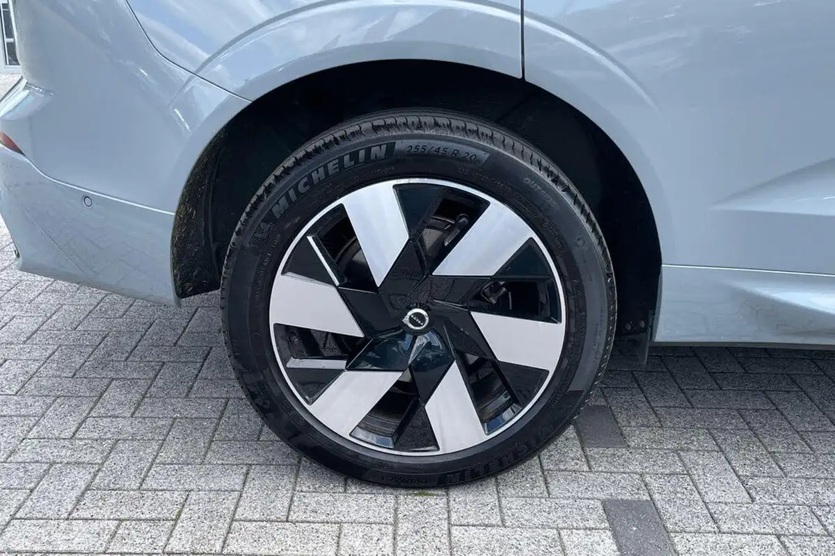 2024-volvo-xc60-20-t8-r-design-pro-big-12