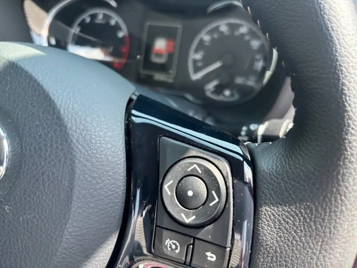2017-toyota-yaris-15-vvt-i-icon-navi-big-30