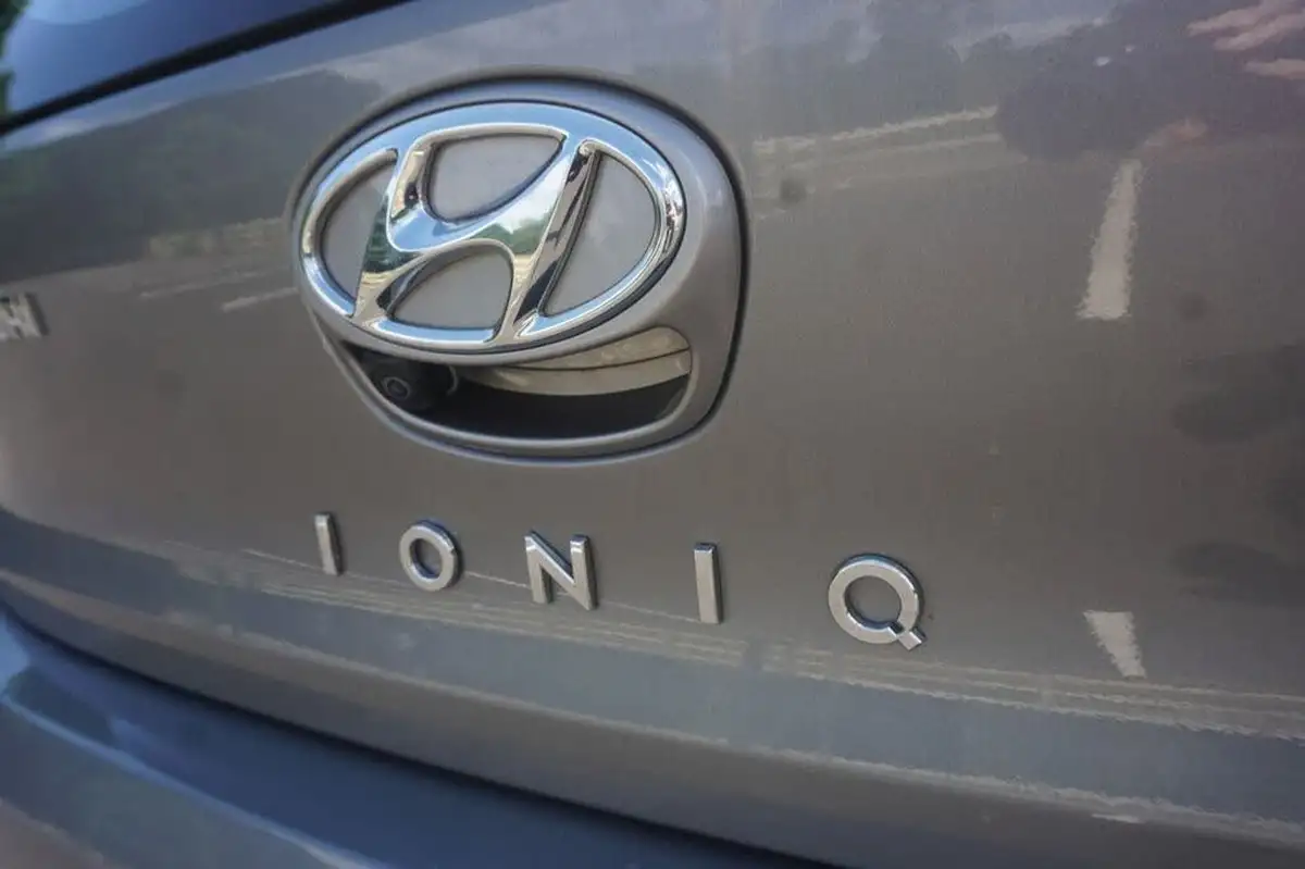 2022-hyundai-ioniq-e-premium-electric-big-14