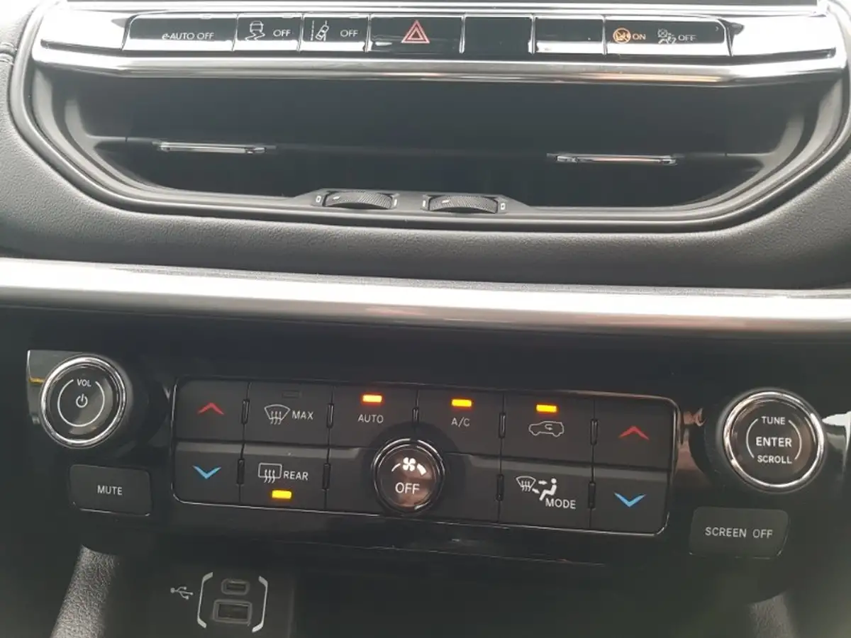 2023-jeep-compass-15-limited-big-17