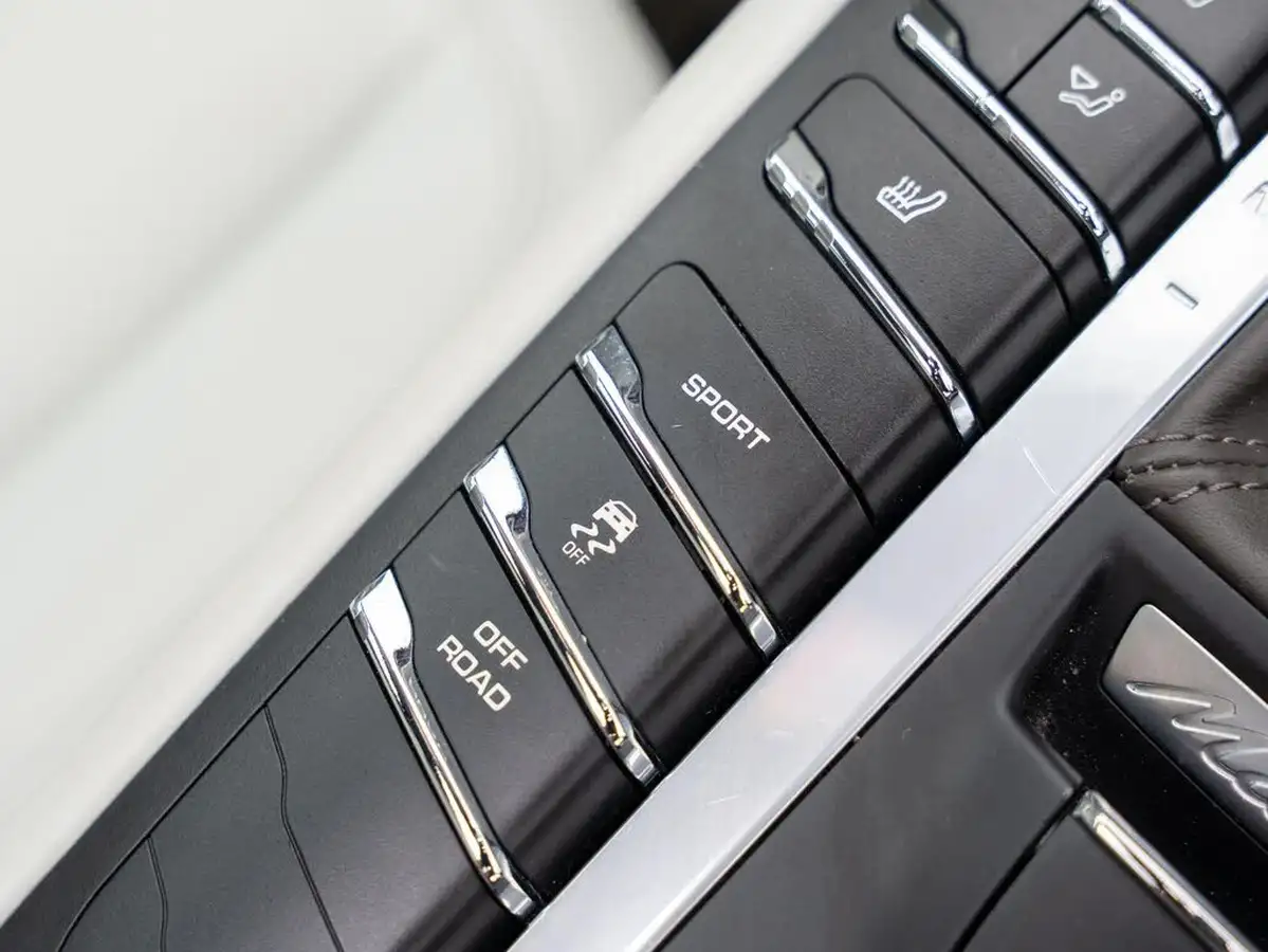 2021-porsche-macan-20-245ps-big-21