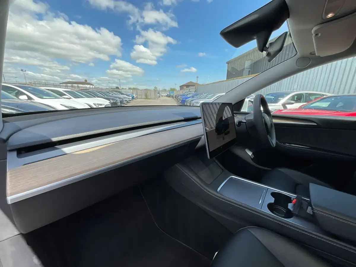 2022-tesla-model-y-e-long-range-big-8