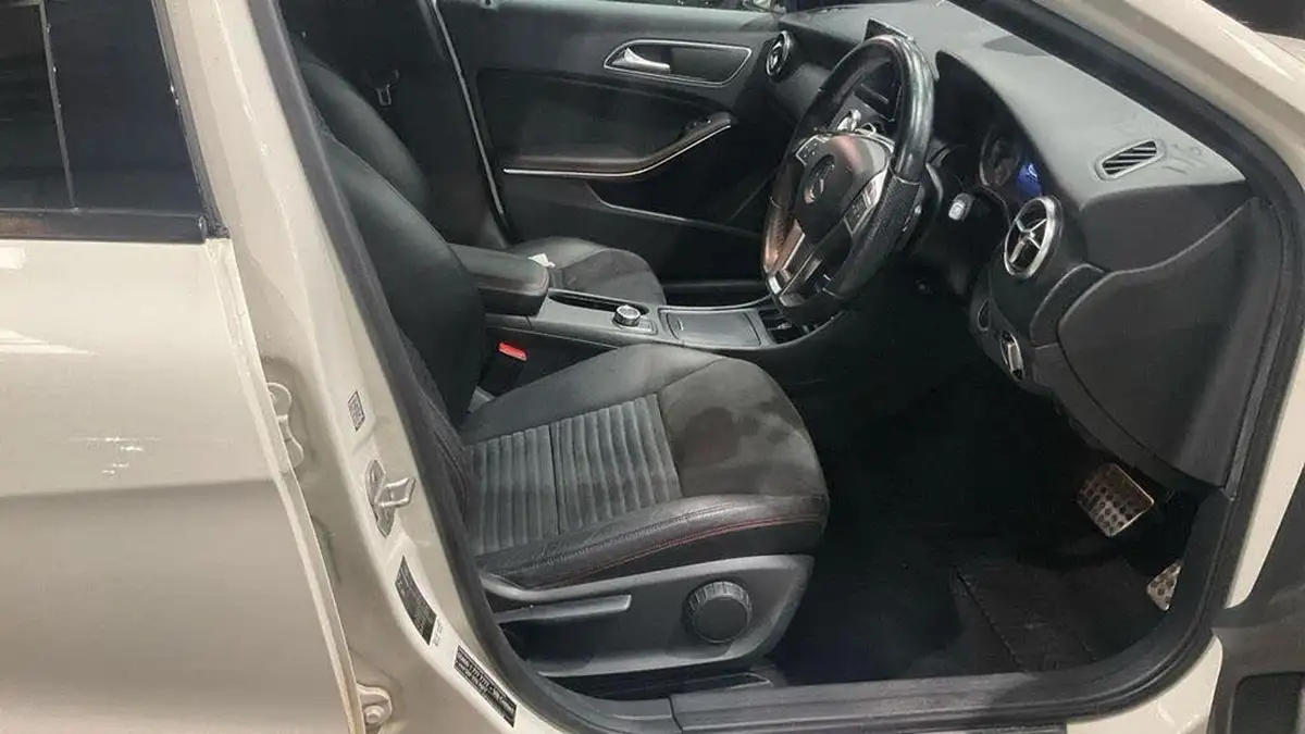 2013-mercedes-benz-a-class-18-cdi-a180-amg-sport-109bhp-big-13
