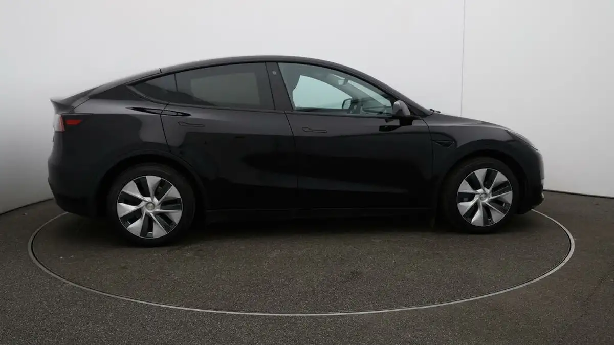 2022-tesla-model-y-e-long-range-big-8